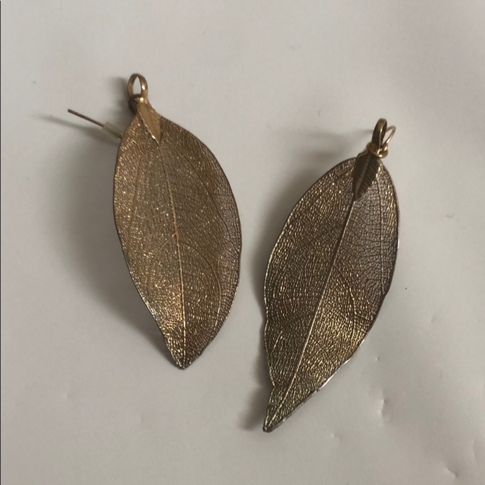 Women’s gold leaf gold leaf earrings.